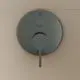 Brausearmatur von Ideal Standard in Magnetic Grey, runde Oberfläche mit zwei Bedienelementen, montiert an einer hellen Wand.